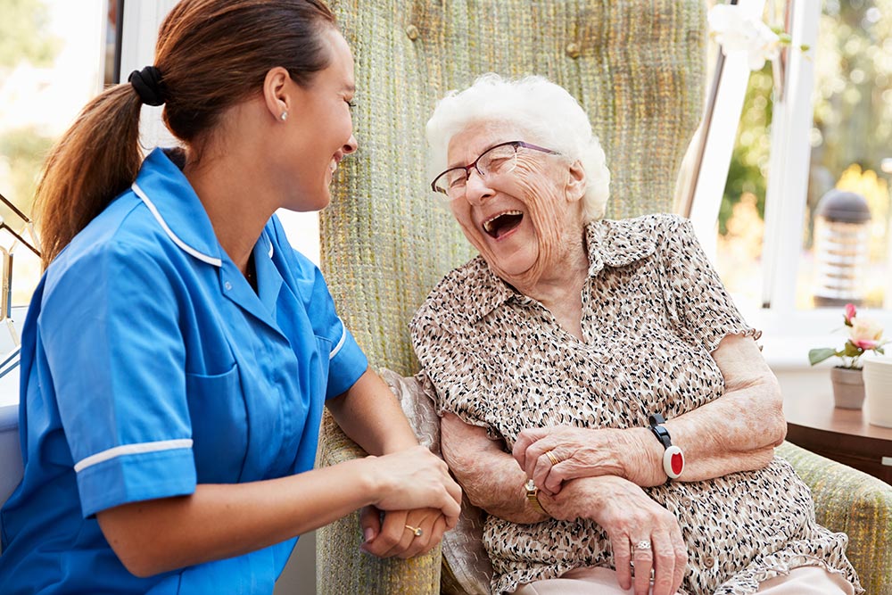 travel-nurse-talking-senior-new-york