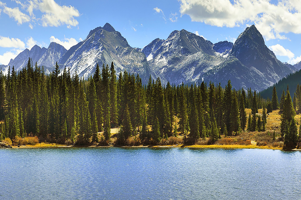 Colorado has some of the most beautiful lakes and mountain ranges in America