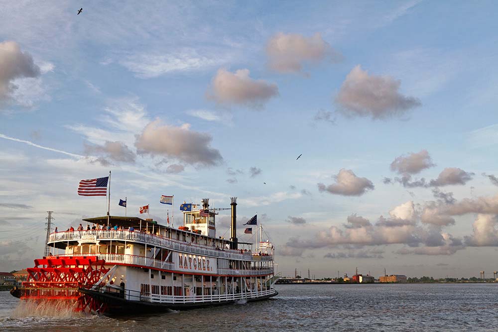 Paddle boat leaving the port of New Orleans